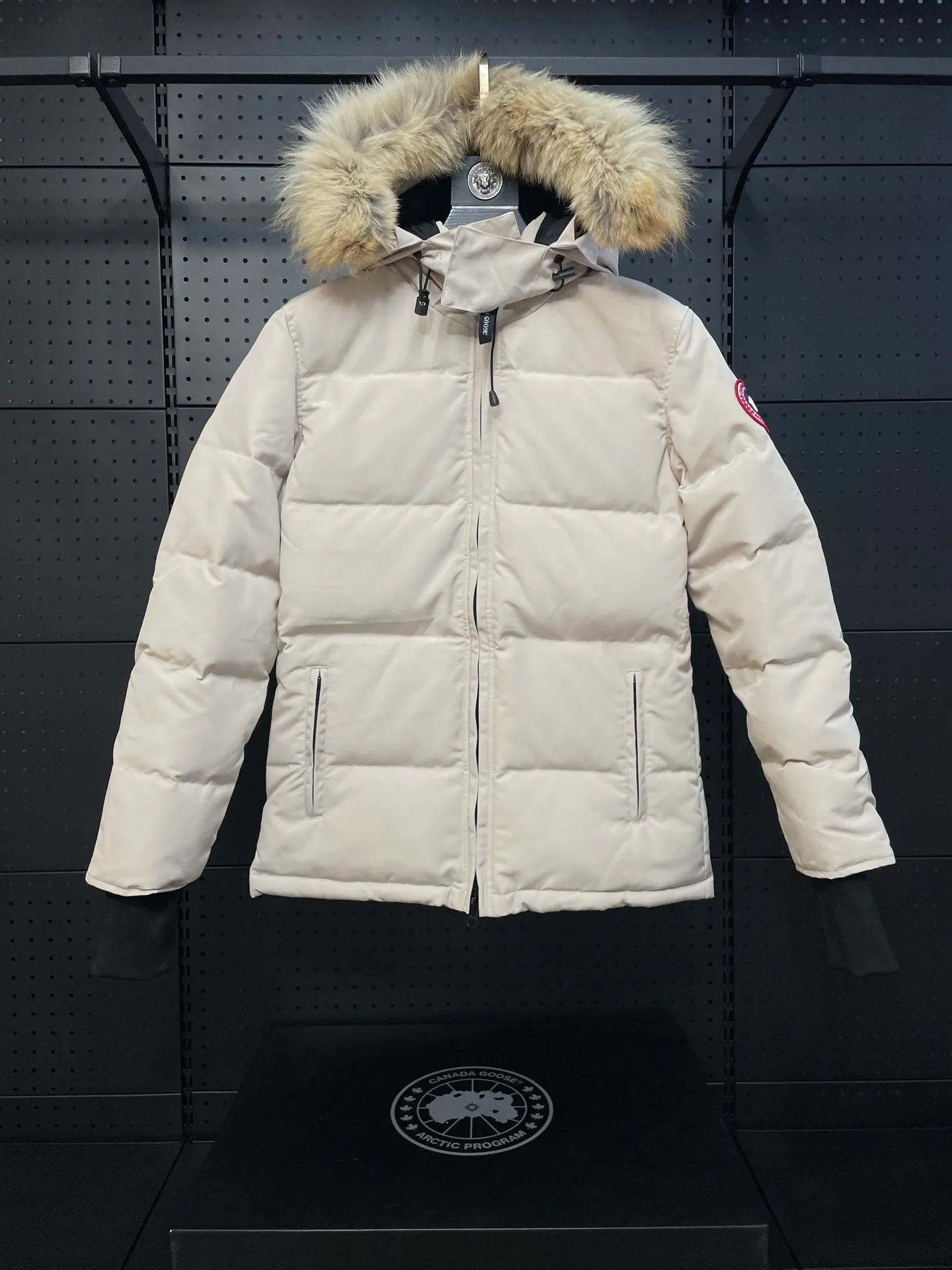 P880 off-white Canadian CANADA GOOES 04 model/women's model. The Arctic and Antarctic scientific expedition teams and others choose Canada Goose as their cold-proof equipment, the Rolls-Royce of down jackets.  ➖ Industry-leading anti-counterfeiting chip sensing.  ➖ Imported Behringer embroidery machines and customized embroidery labels, the highest level and industry leading.  ➖ Imported Korean 21-count polyester-cotton blended original fabric, TC85 waterproof coated fabric, water-repellent, windproof and wear-resistant.  ➖ The new national standard 80 white duck down is filled with an average of 520 grams of down. The amount of down filled is industry-leading.  ➖ 100% nylon lining with double double-layer sealing design to prevent velvet running, and seamless thread design on the cuffs!  ➖ Western Canadian Green Wolf Collar.  ➖ Yoshida YKK provides original factory-customized electroplated sliders. YKK two-way lockable zippers are tight and smooth and do not peel off paint.  ➖ 3M composite Velcro is durable and the accessories and hardware are all custom-made. Only for the purest goose, the most dedicated, the most professional, the highest quality, the highest cost performance!    SIZE:XS-XXL
